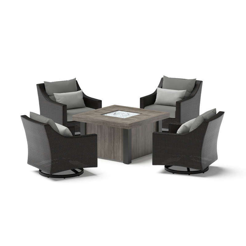 Ensemble de conversation en rotin de cinq articles Fionnula avec plusieurs chaises et housses de coussin Sunbrella