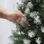 Ensemble de 3 arbres de Noël en forme de flocons de neige pré-éclairés, arbres de Noël artificiels minces 3 pi / 4 pi / 5 pi avec lumières DEL chaudes et base plate en métal pour le vestibule