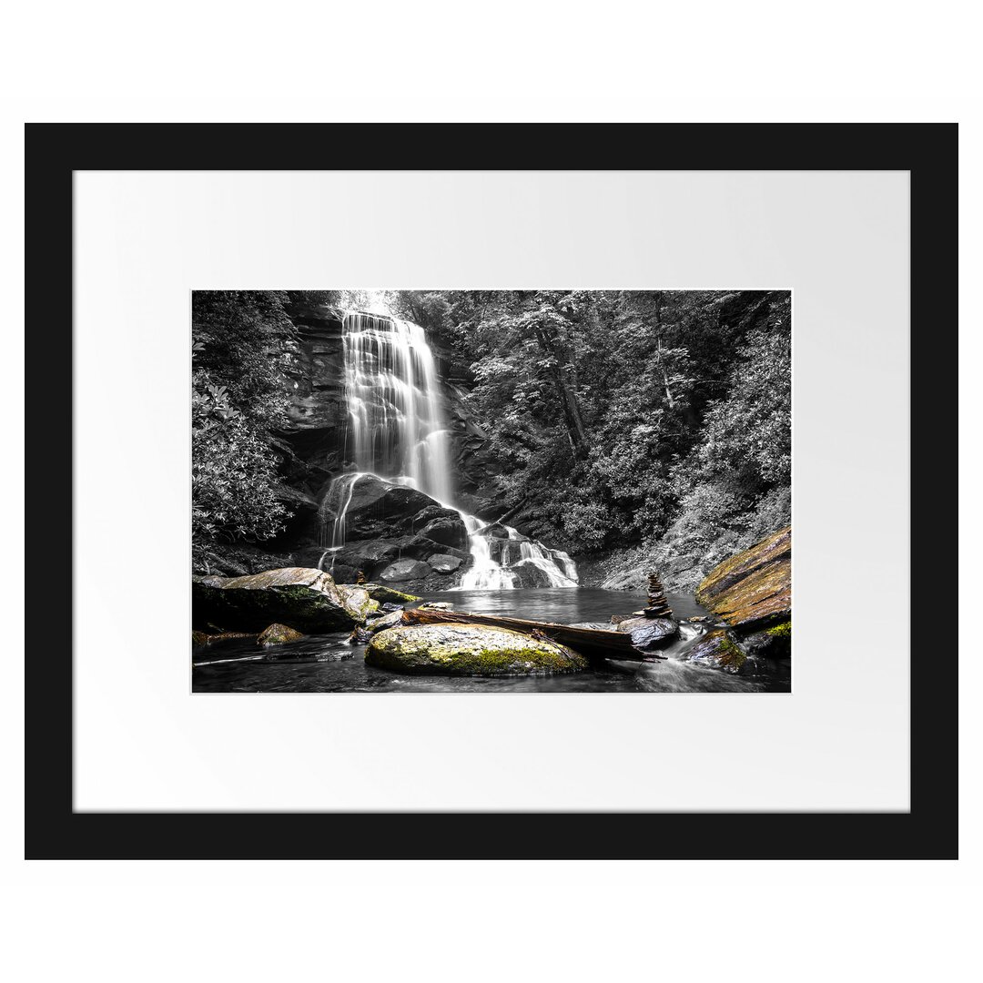 Gerahmtes Poster Schöner Wasserfall mit Steinturm