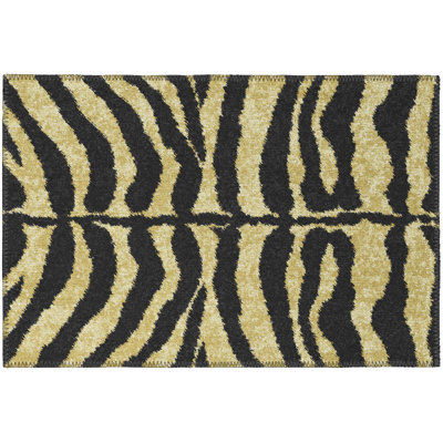Tapis doré à motif animalier