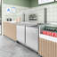 Station de préparation commerciale réfrigérée de 48 po avec protège-éternuement et glissade de buffet, capacité de 9 plaques (non incluses) avec couvercles et deux tablettes réglables en acier inoxydable, homologuée ETL (km-rbt-48csfg)