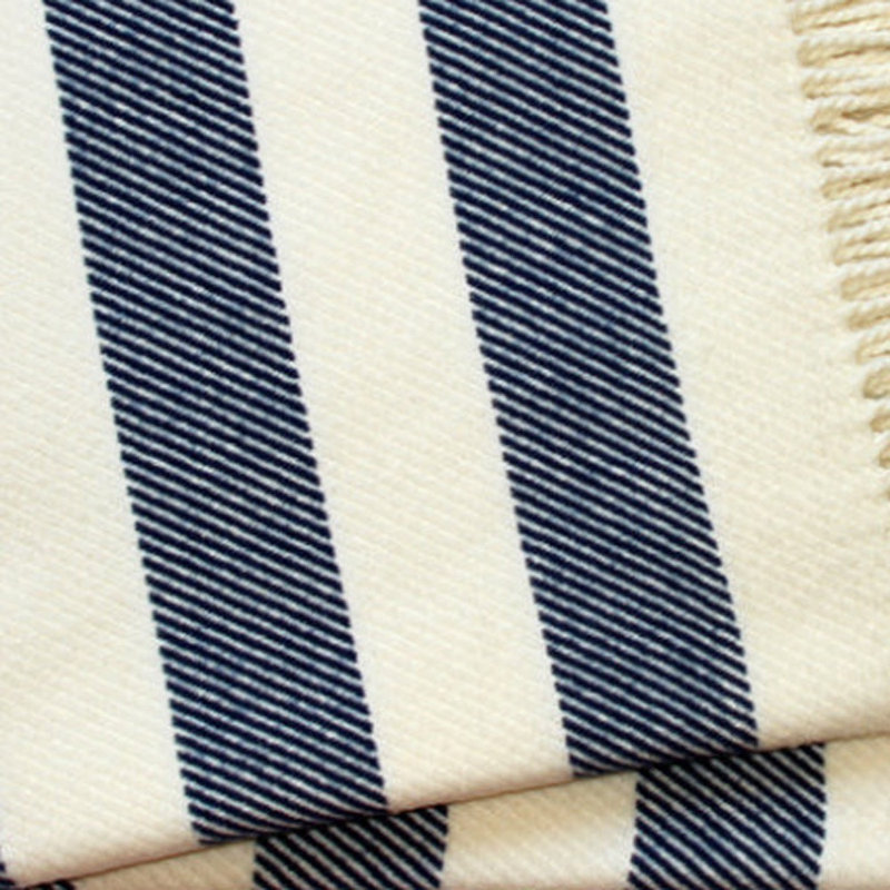 Jeté Slanted, Crème / rayures bleu marine
