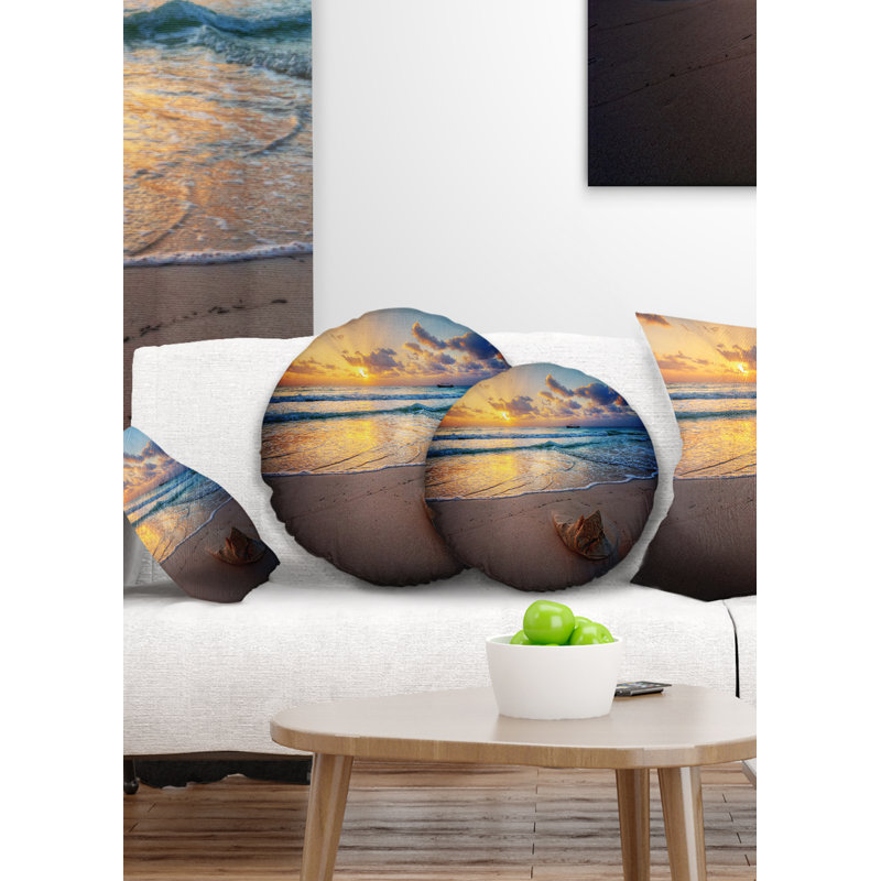 Coussin lombaire de mer de mer silencieuse au cours du coucher de soleil