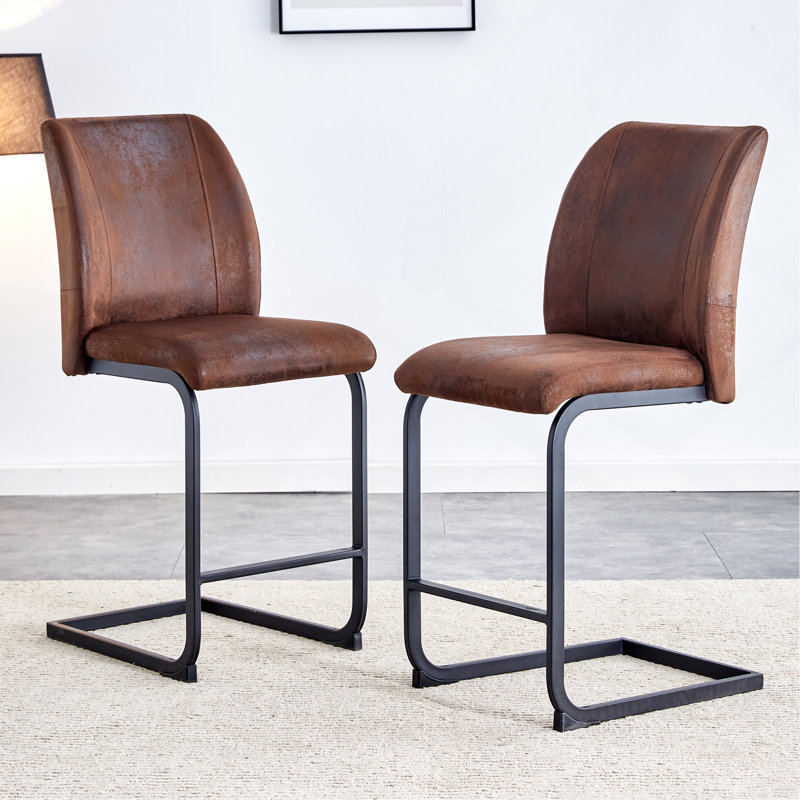 Ensemble de deux chaises de haute qualité avec des coussins moelleux et des pieds en métal robustes, parfait pour de multiples environnements intérieurs et extérieurs