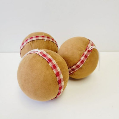 Ornements en suède avec boules et rubans