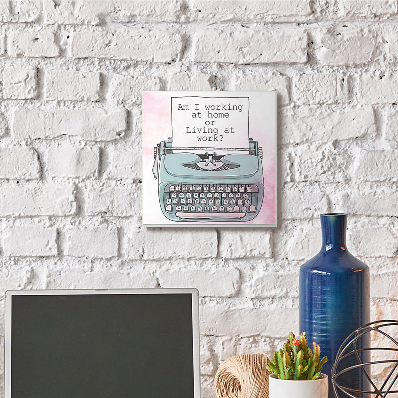 "Travailler à la maison", "Sassy Typewriter over Pink" par Kim Allen - impression, Plaque murale, H 12 po x l 12 po