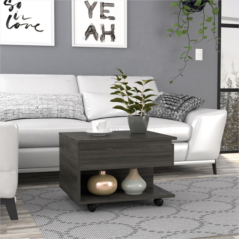 Table basse carrée à plateau relevable avec rangement dissimulé et roulettes verrouillables, finition brune