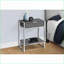 Table basse grise à grain de bois stratifié avec structure en métal chromé, rangement peu encombrant pour le salon