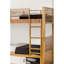 Lit superposé simple de style transitionnel simple au-dessus de simple au fini chêne clair avec espace de rangement ouvert sous le lit et porte coulissante