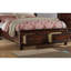 Grand lit de style traditionnel avec tête de lit en placage de cerisier et tiroirs pour la chambre à coucher, fabriqué à partir d'une tête de lit de pin en panneau de particules, finition en pin et contreplaqué-129996440