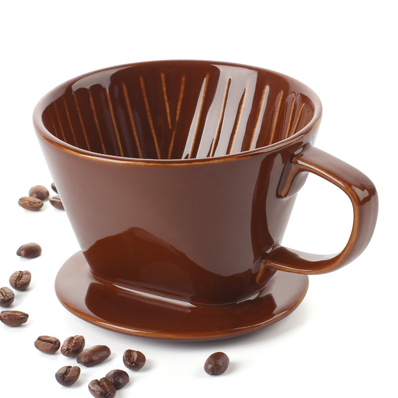 Verser sur un égouttoir à café, Brun