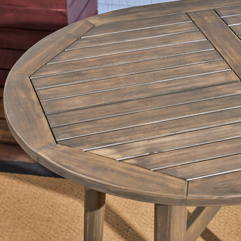 Table de bar d'extérieur en bois avec attrait rustique - plateau à lattes et structure de lattes de patio grises pour un salon contemporain