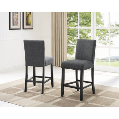 De 2 tabourets de hauteur comptoir, tissu gris avec garniture cloutée, tabourets de bois franc 2 et structure