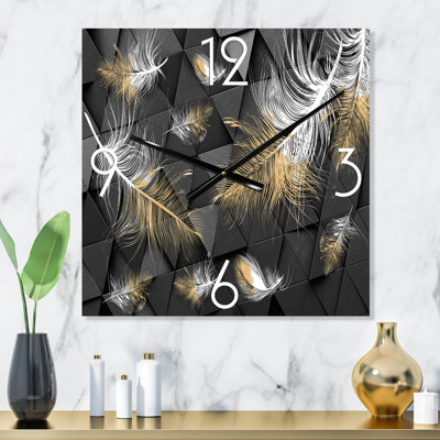 Horloge murale moderne plumes blanches et dorées sur fond triangulaire