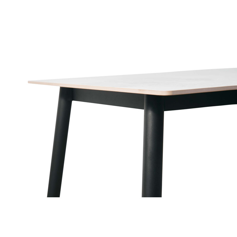 Table de salle à manger moderne et minimaliste avec plateau en quartz et pieds en métal élégants