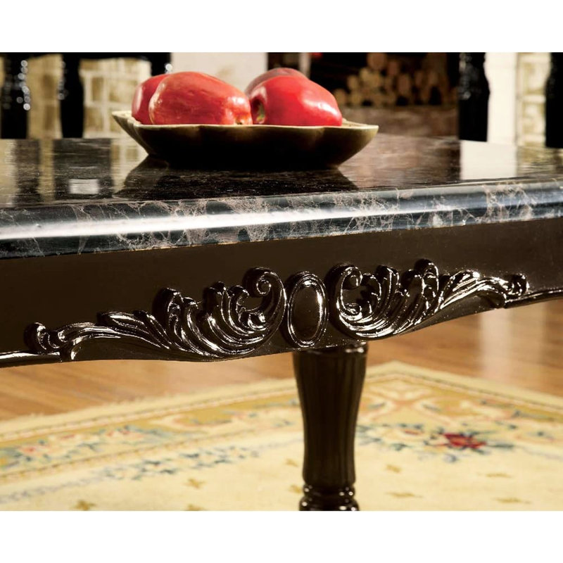 Table avec structure en bois massif et surface en faux marbre, détails complexes pour le cadre du salon