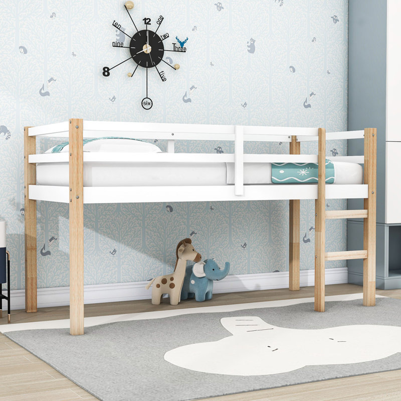 Lit mezzanine simple en bois avec échelle et garde-corps, conception basse