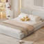 Grand lit plateforme tapissier avec tissu en velours