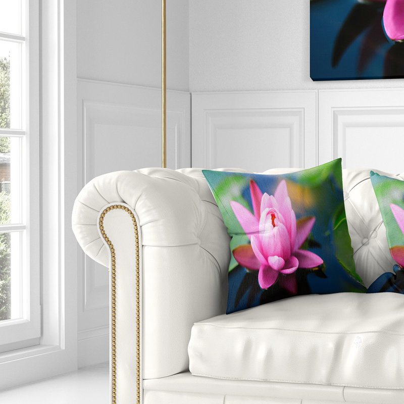 Grande fleur de lotus dans l'étang - coussin à imprimé floral, 16 po x 1 po, Coussin décoratif