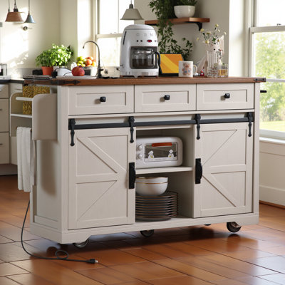 Îlot de cuisine roulant de style ferme de 137 cm (53,7 po) avec prise électrique, abattant, 2 portes coulissantes de style grange et étagère à épices, blanc, sur roulettes verrouillables pour la cuisine et la salle à manger