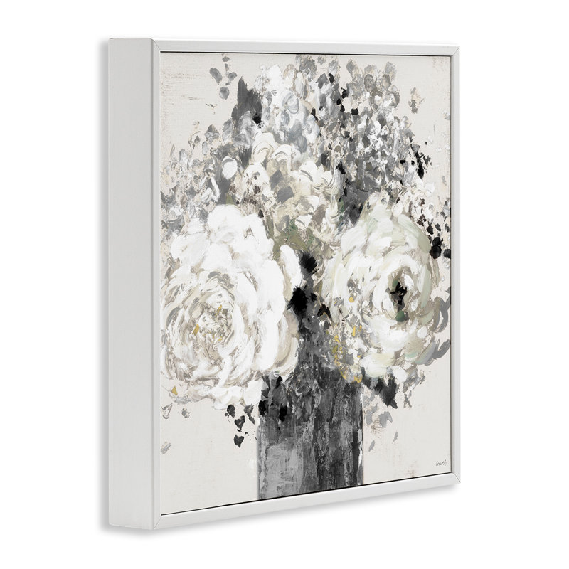 Arrangement floral audacieux et abstrait avec des fleurs expressives de couleur crème par Lanie Loreth, H 17 po x l 17 po