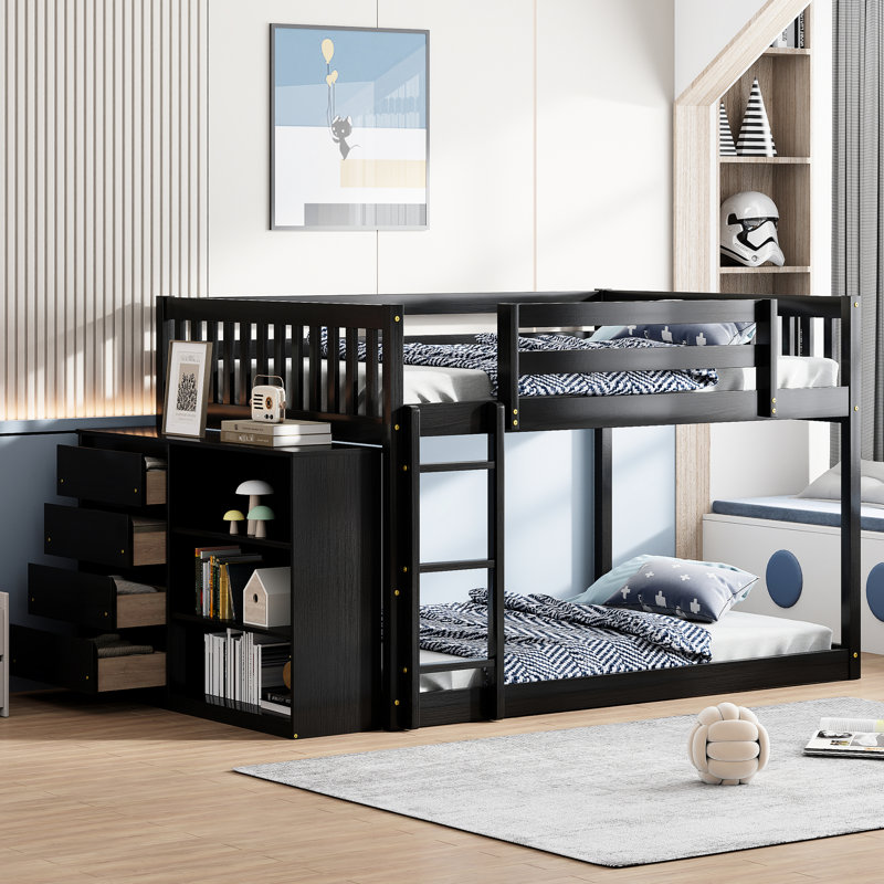 Lit double au-dessus d'un lit superposé avec structure en bois massif, 4 tiroirs et 3 tablettes pour une solution pratique dans la chambre à coucher - configuration à 4 tablettes colorées, ambiance chaleureuse
