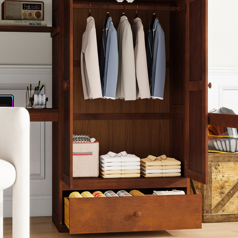 Lit mezzanine double de couleur noyer avec bureau intégré, étagères à livres, armoire et station de recharge. Le bureau est doté de deux prises de courant alternatif, d'un port de type C. L'escalier offre du rangement. Fabriqué à partir de