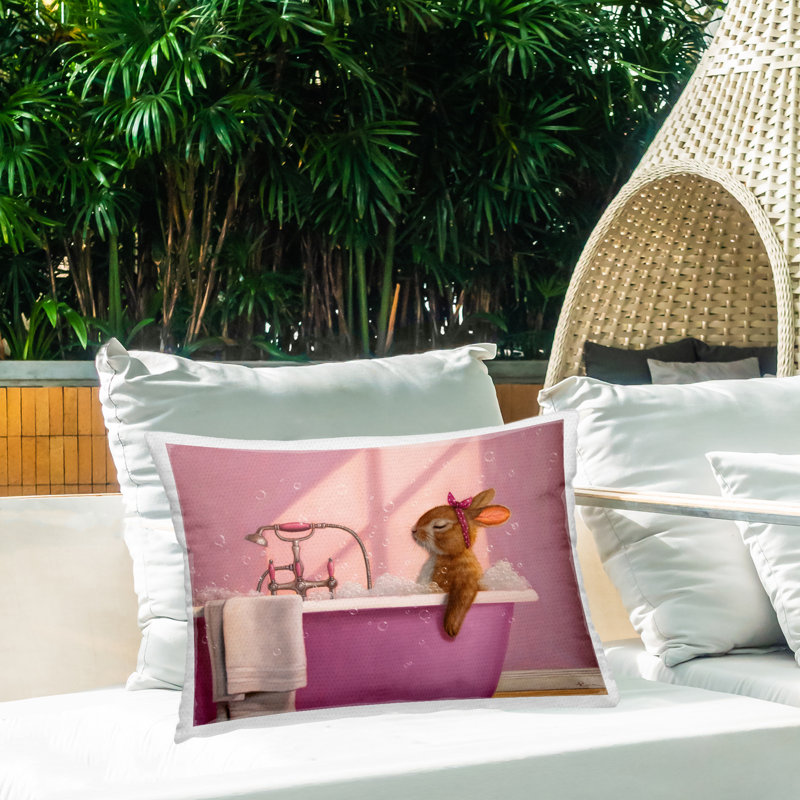 Coussin d'extérieur imprimé lapin dans un bain à bulles relaxant, design par Lucia Heffernan