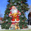Célébrer avec une figurine de père Noël