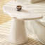 - table de bout en crème, table d'appoint irrégulière