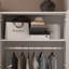 Armoire spacieuse et moderne à 4 portes avec 4 tiroirs, tringles à vêtements et poignées dorées - parfaite pour l'organisation de la chambre à coucher et le rangement
