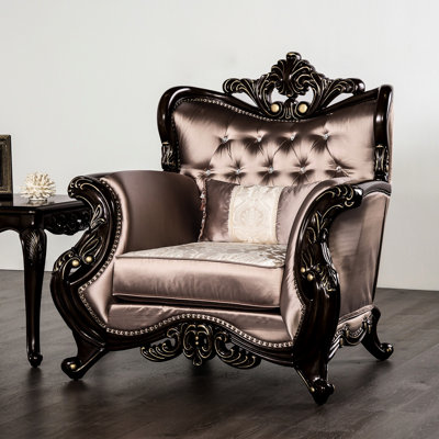 Fauteuil traditionnel en velours brun et cerisier foncé, orné de minarets, de clous décoratifs et d'un dossier capitonné réversible, idéal pour les salons de style classique avec coussins.