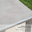 Ensemble de conversation pour patio en aluminium pour 2 personnes avec table d'appoint en béton composite et coussins Sunbrella®-131406346