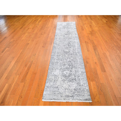Tapis de couloir gris noué à la main de conception unique 2 pi 5 po x 12 pi Riaan