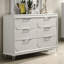 Commode contemporaine en acrylique blanc perle avec poignées en acrylique et panneaux en relief