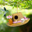 Maison d'oiseaux décorative avec chapeau de paille