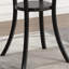 Table ronde de 36 po - Pieds en métal, 2 tabourets en tissu bleu, espace de rangement supplémentaire avec barre et chaises.
