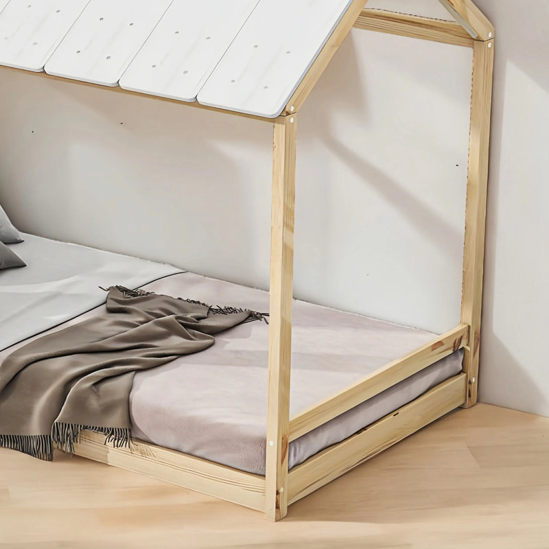 Plateforme de conception de maison avec bricolage décoré par des enfants, Blanc / beige