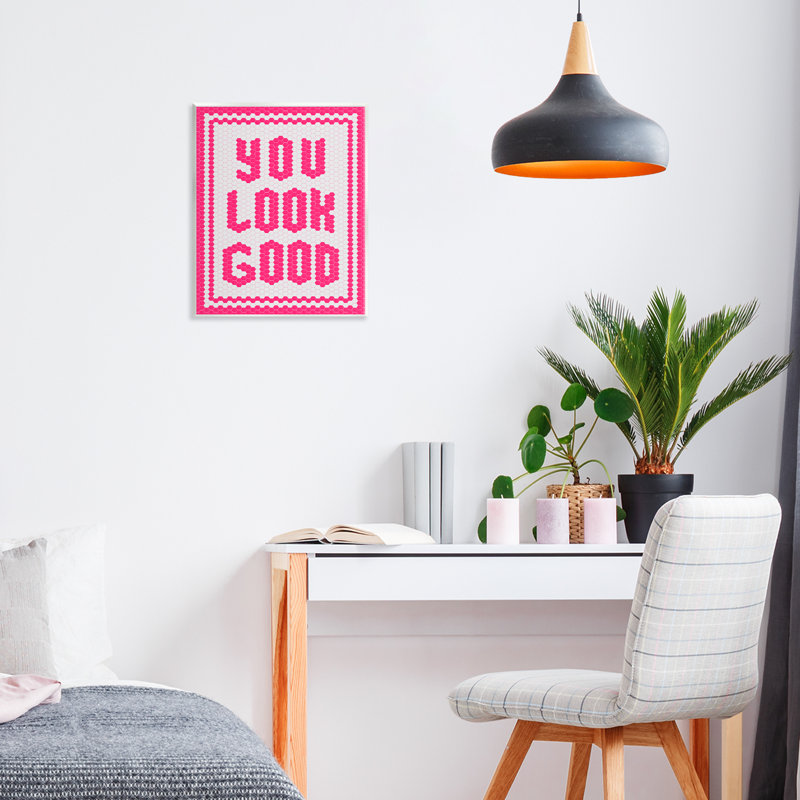 «You Look Good», plaque murale en mosaïque magenta, design par lettré et doublé