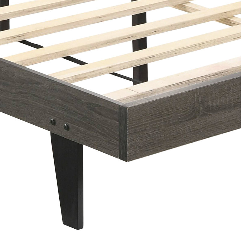 Lit pour grand lit avec tête de lit tapissier brune et base en bois au fini gris patiné