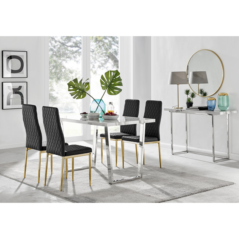 Ensemble repas pour quatre personnes
