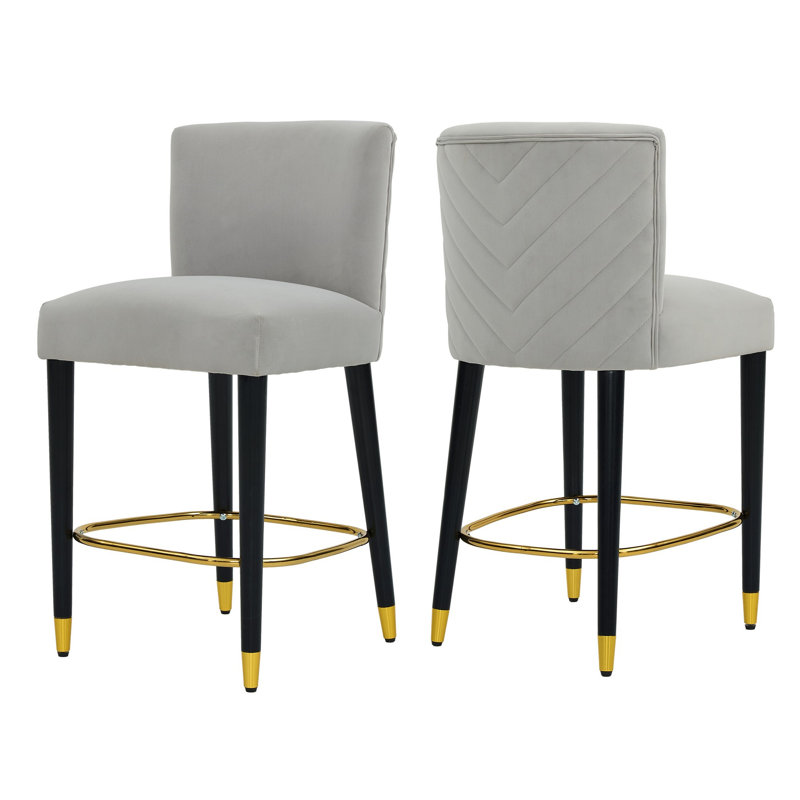 Le tabouret de 27 pouces au design moderne avec un tissu lisse de couleur claire et un repose-pieds circulaire avec une finition dorée crée un look sophistiqué et luxueux