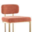 Ensemble de 2 tabourets de bar à hauteur fixe avec structure en métal doré et revêtement en tissu saumon doux pour une cuisine moderne ou un bar à la maison.-775397790-775397785