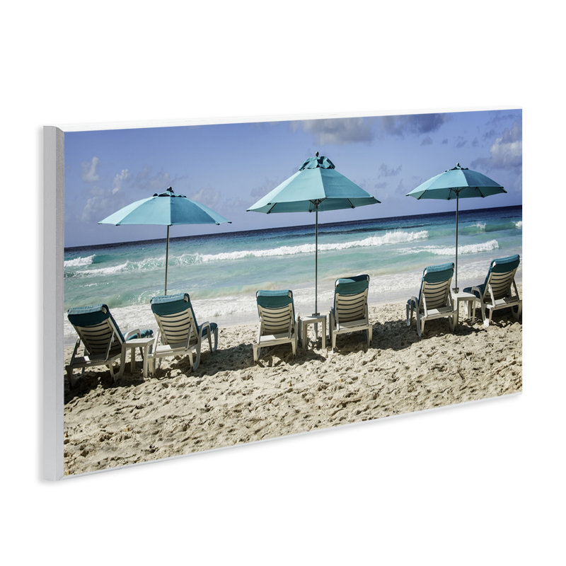 Plaque murale de chaises de plage alignées, design par Mary Lou Johnson