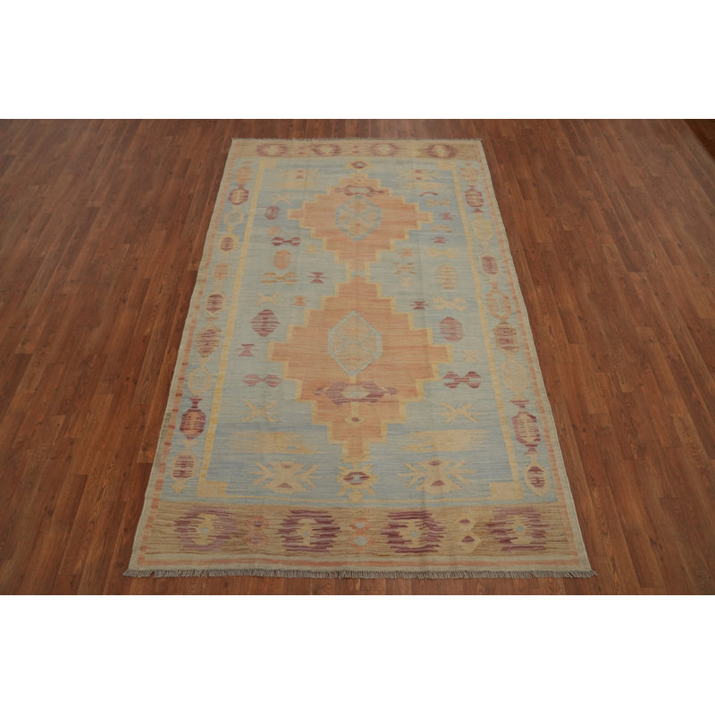 Des tons doux et des motifs géométriques dans un tapis de style rétro 5 x 8