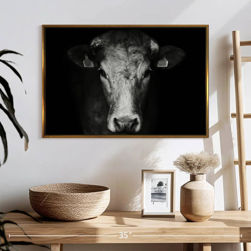 Réflexion sur une vache, Cadre flottant doré, 25 po x 17 po