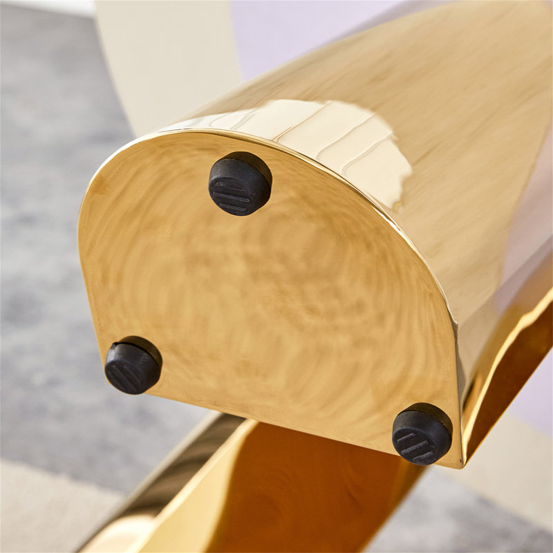 Une table ronde à pieds en acier inoxydable de 42 pouces avec un plateau en marbre convient à une utilisation par 4 à 6 personnes