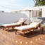Chaises longues d'extérieur 77,5 po, structure en bois d'acacia, dossier et repose-pieds rembourrés et réglables, appui-tête et plateau latéral rétractable, parfait pour la terrasse, la piscine, le jardin, la plage -747828736-747828740