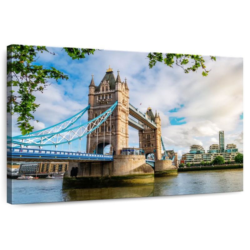 Nicci Tower Bridge In London
