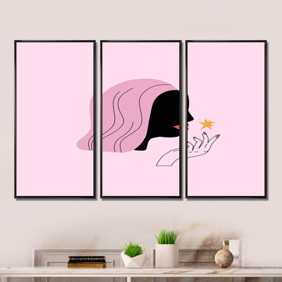 Portrait de femme avec une étoile sur fond rose - Illustration de cadre photo sur toile 3 pièces